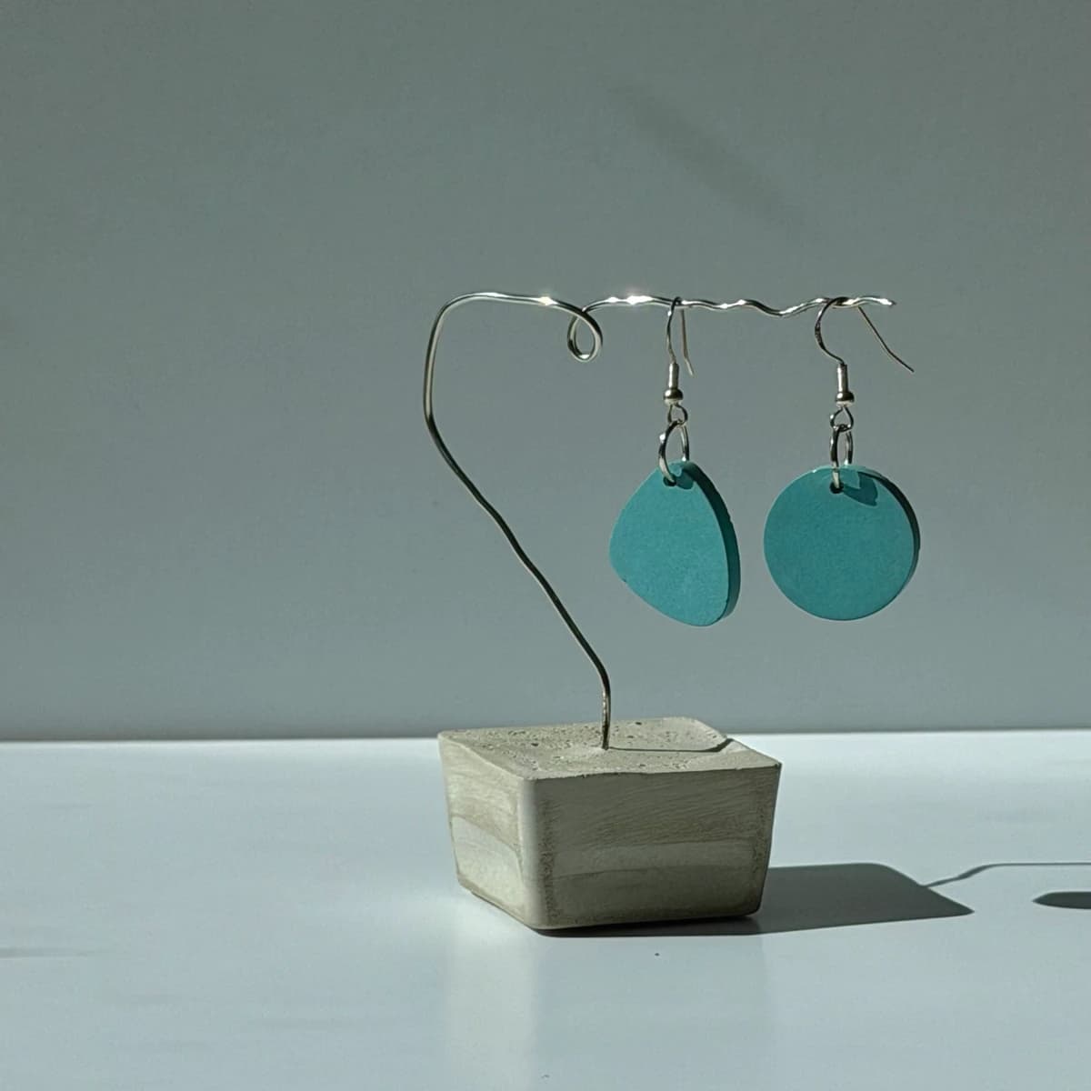 Boucles d’oreilles dépareillées Triangle arrondi & Cercle - Bleu ciel