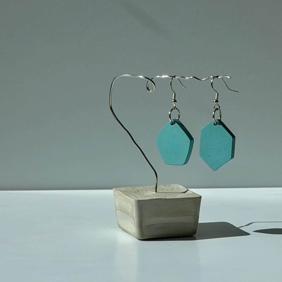 Boucles d’oreilles dépareillées hexagone allongé & pentagone - Bleu ciel