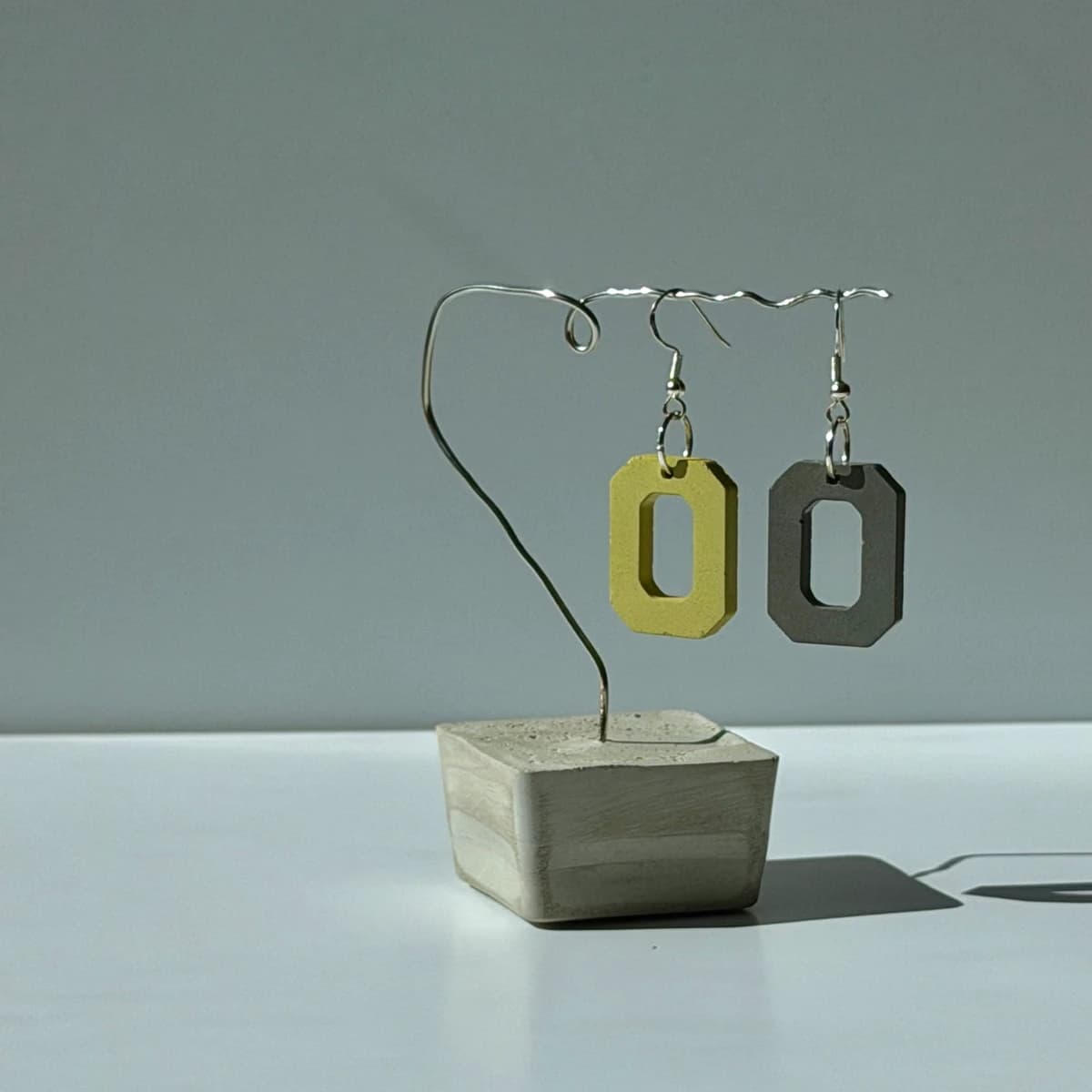 Boucles d’oreilles rectangle ouvert - Vert sauge et gris charbon