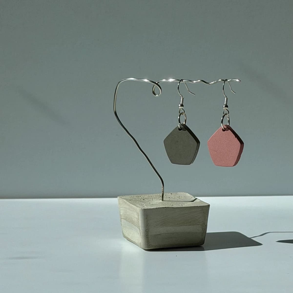 Boucles d’oreilles Pentagon – Rose poudré & gris charbon