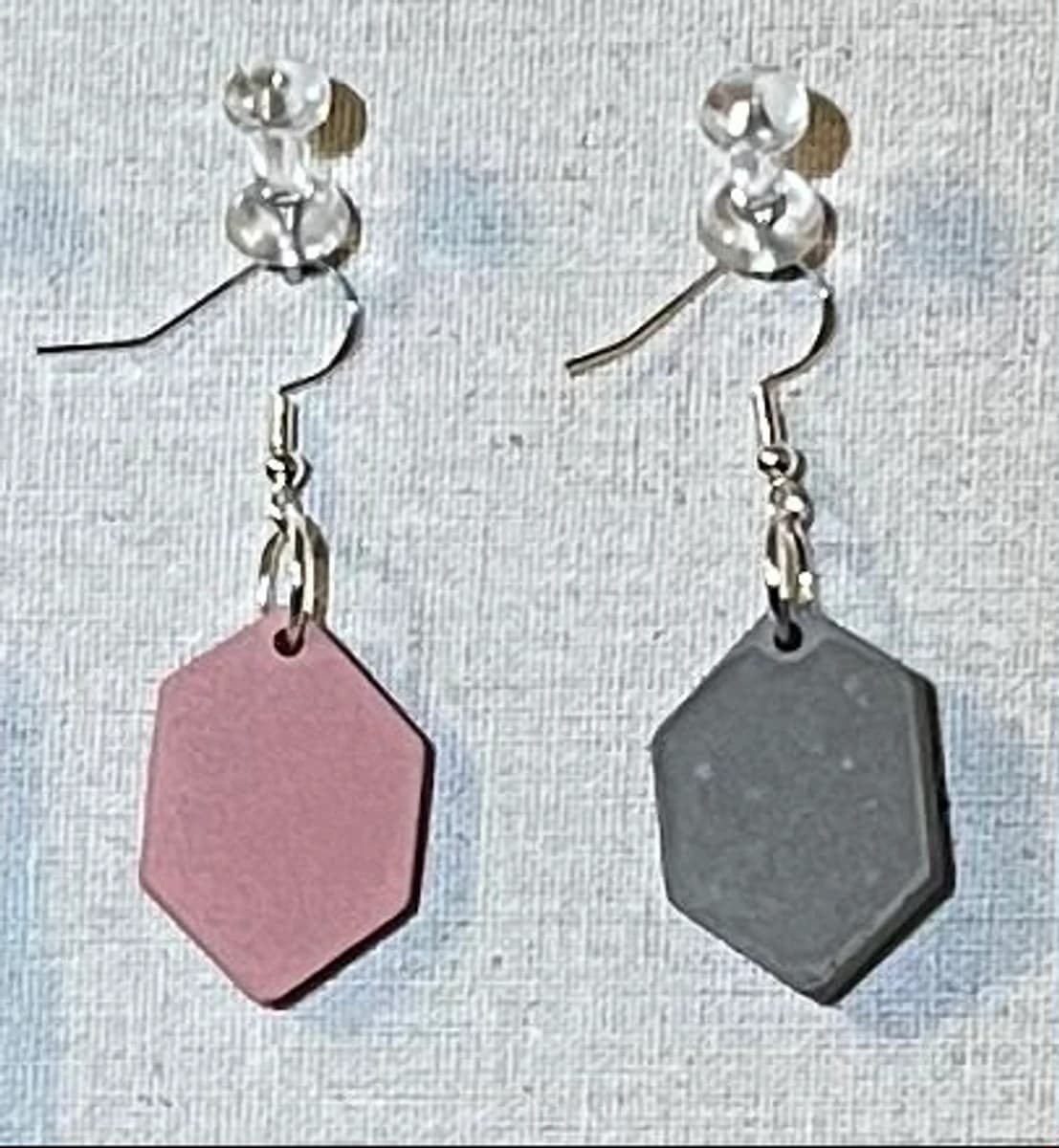 Boucles d’oreilles hexagonales allongées - Rose poudré & gris charbon
