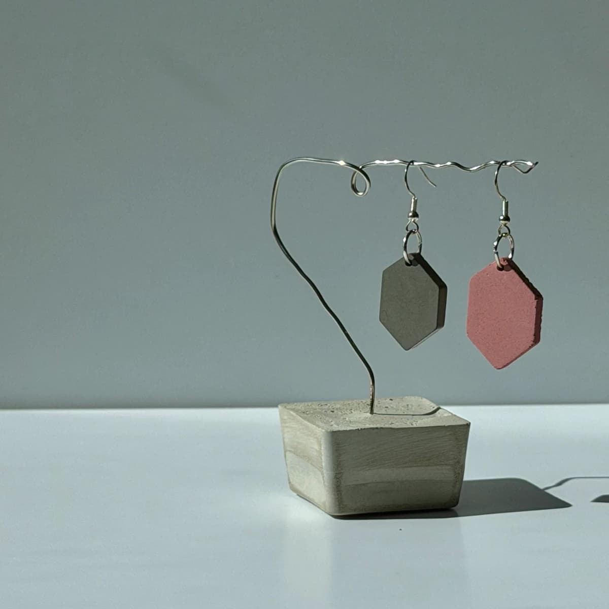 Boucles d’oreilles hexagonales allongées - Rose poudré & gris charbon